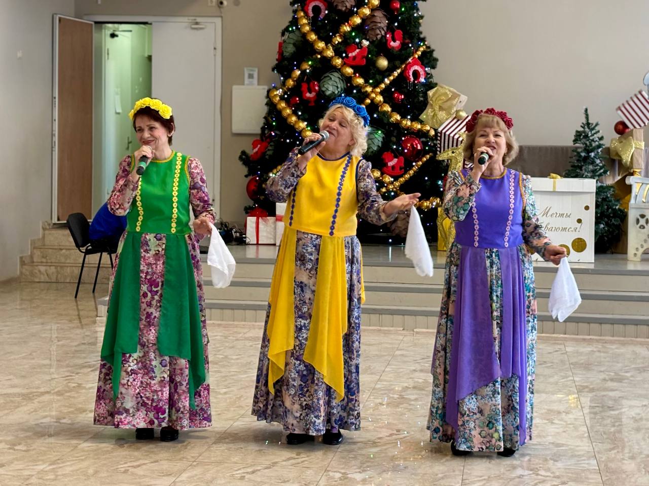 В СКЦ Крымского района завершили серию новогодних мероприятий праздником для старшего поколения. 