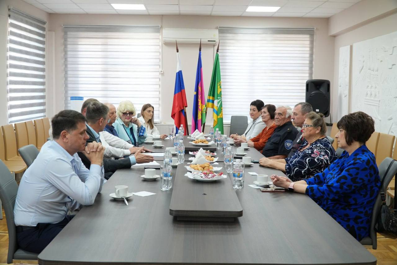 В центральной библиотеке города Крымска прошла встреча Общественной палаты Крымского района, на которой обсудили развитие муниципалитета, перспективы и развитие гражданского общества.