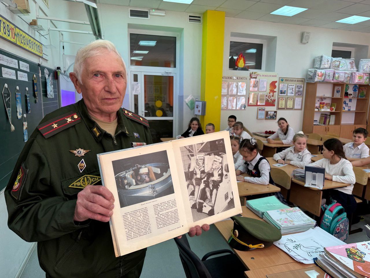 В школе № 44 прошла встреча учащихся 3 «А» с ветераном Вооружённых сил, председателем первичного совета ветеранов «Офицеры запаса», ровесником Победы Виктором Клюбиным. 