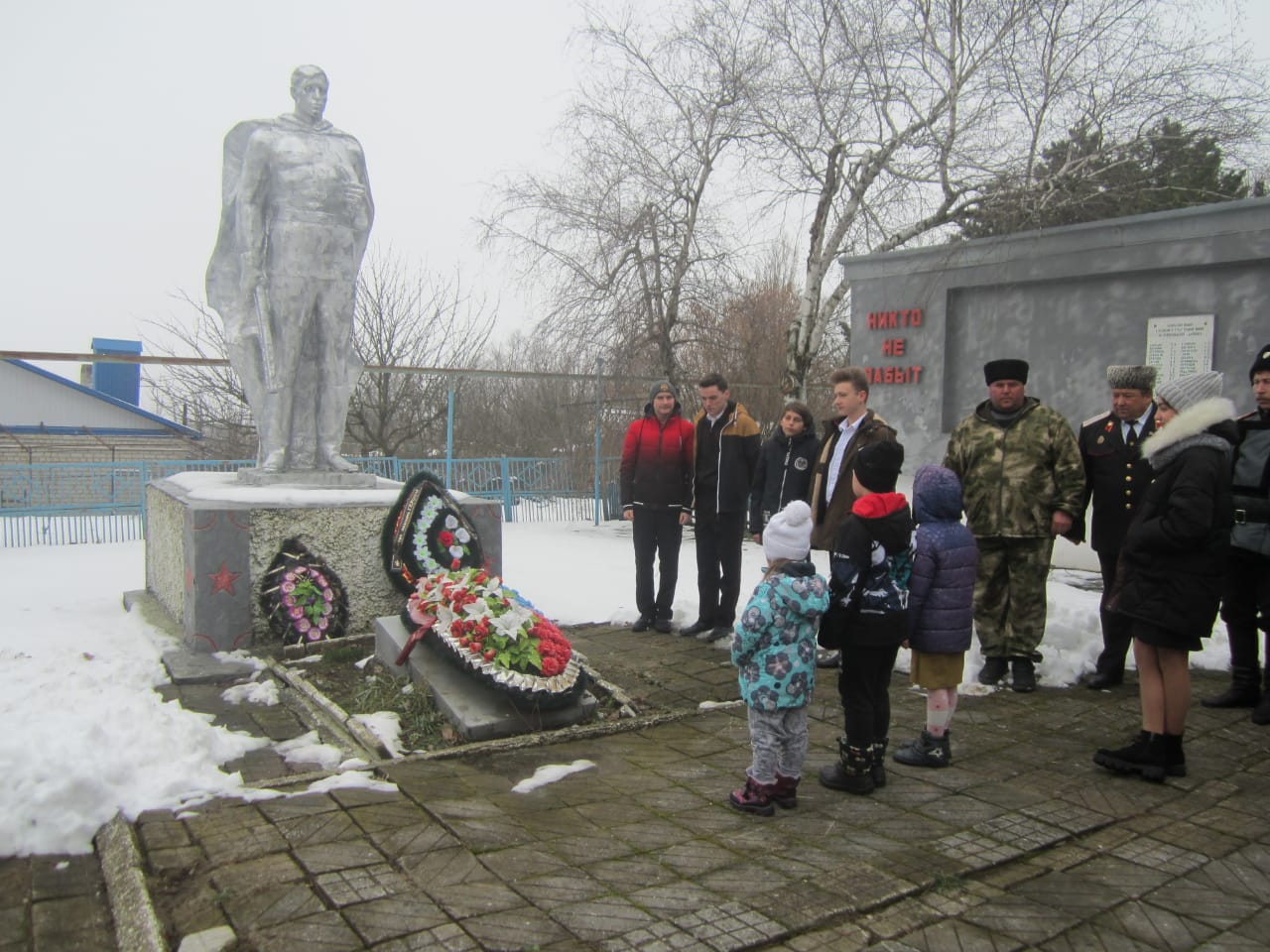 Погода даманка краснодарский край. Хутор Даманка Крымский район Краснодарский край. Возложение цветов к братской могиле. Хутор Майоровский Крымский район.