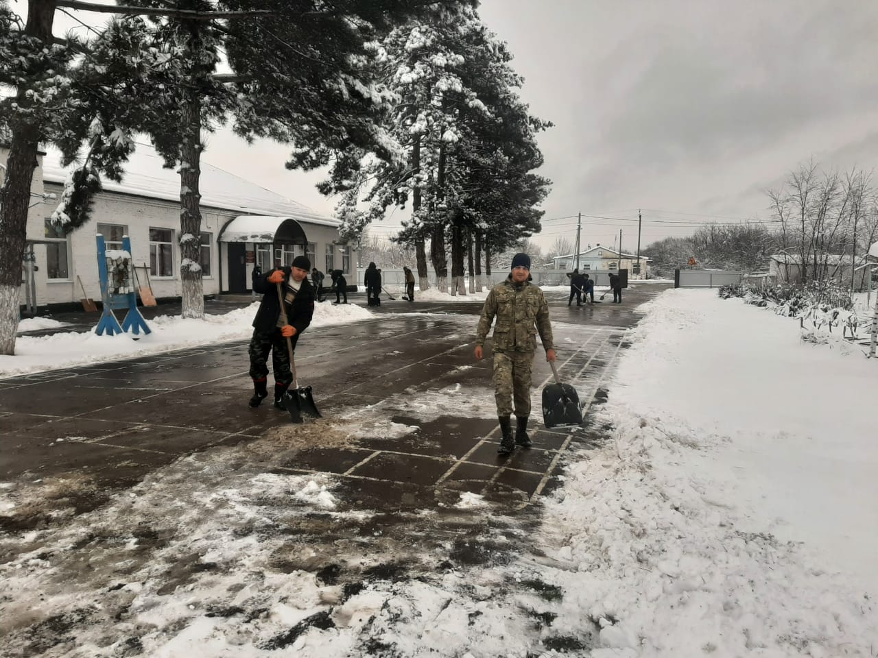 Погода в крымске на 10 дней. Зима в Крымске Краснодарского края. Крымск 2015. Снежное казачий школа. Снег в Крымске сегодня.