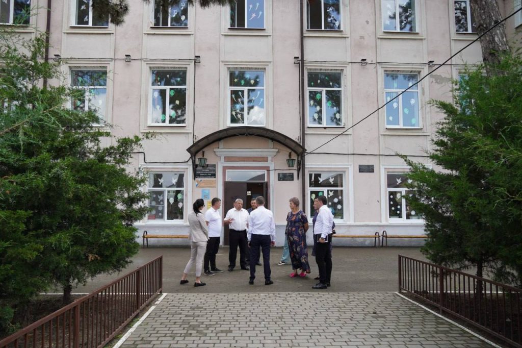 Школы города крымска. Администрация Крымск. Школа 2 Крымск внутри. СШ 3 Крымск 1999. 9 Школа Новороссийск сверху.